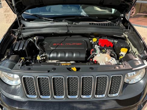Used 2019 Jeep Renegade Latitude w/ UConnect 8.4 Nav Group image 23
