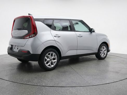 Used 2025 Kia Soul LX w/ LX Technology Package FWD image 9