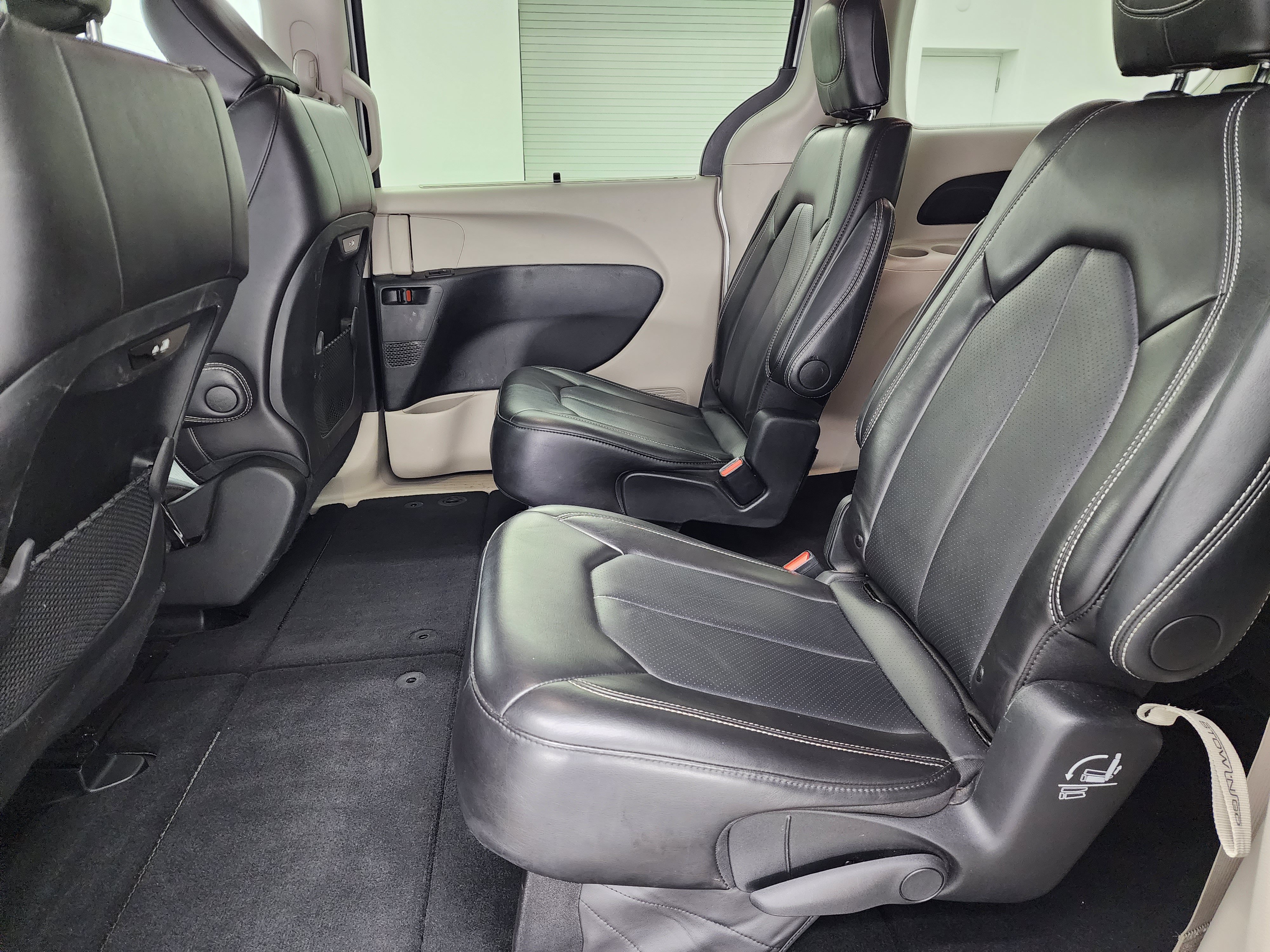 Used 2024 Chrysler Pacifica Touring-L FWD image 7