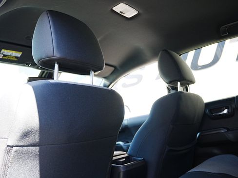 Used 2022 Toyota Tacoma TRD Off-Road image 12