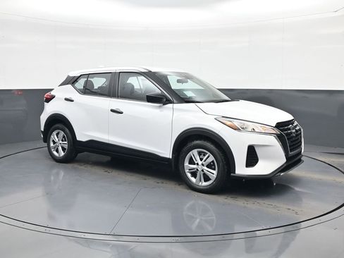 New 2025 Nissan Kicks Play S FWD image 1