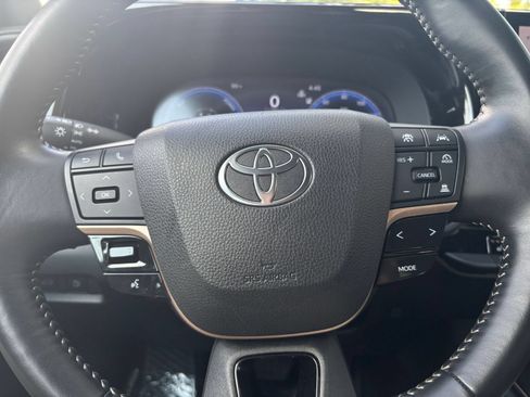 Used 2025 Toyota Crown AWD/4WD image 28