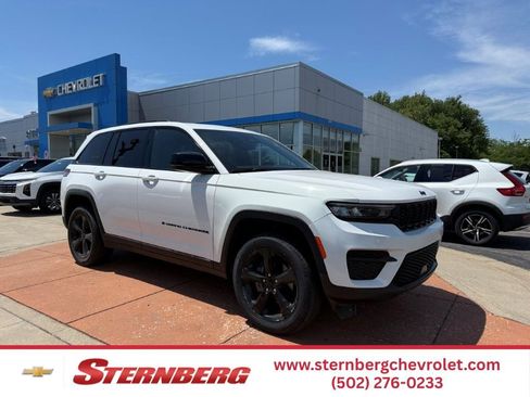 Used 2023 Jeep Grand Cherokee Altitude AWD/4WD image 1
