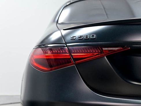 Used 2022 Mercedes-Benz S 580 4MATIC Sedan w/ AMG Line Package image 58