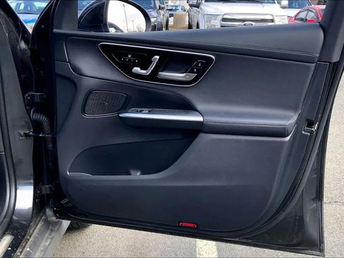 Used 2024 Mercedes-Benz GLC 300 4MATIC image 23