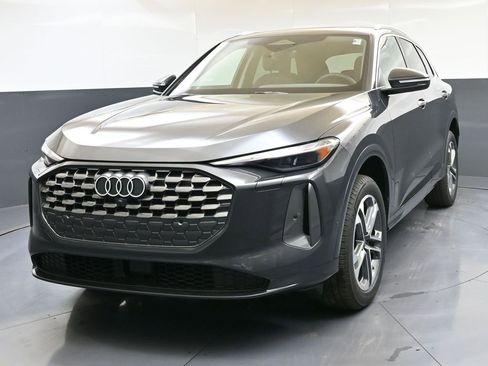 Used 2025 Audi Q5 Premium w/ Convenience Package image 1