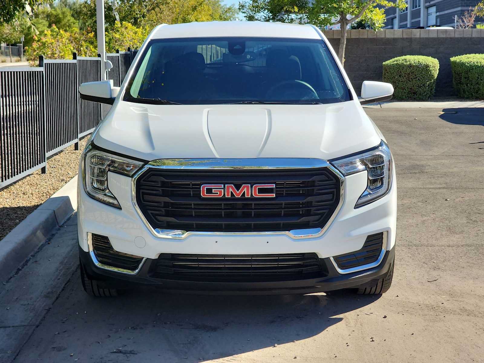 Used 2024 GMC Terrain SLE FWD image 3