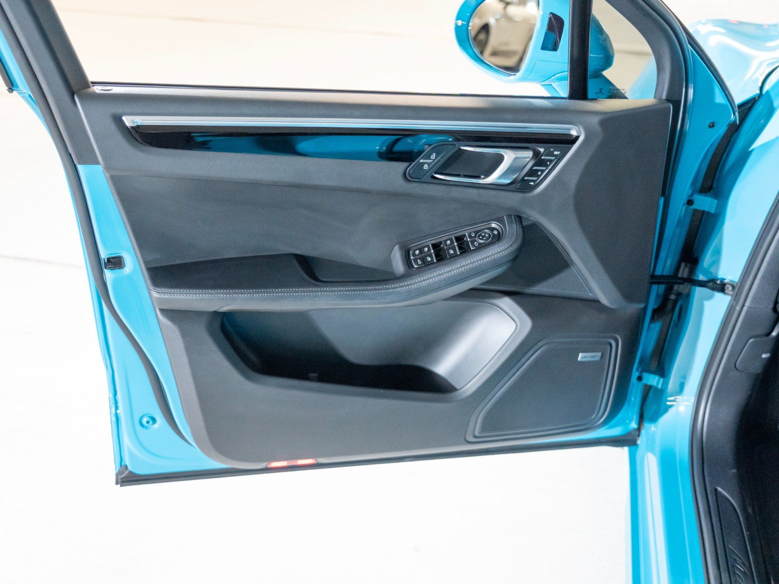 Certified 2023 Porsche Macan AWD/4WD image 17