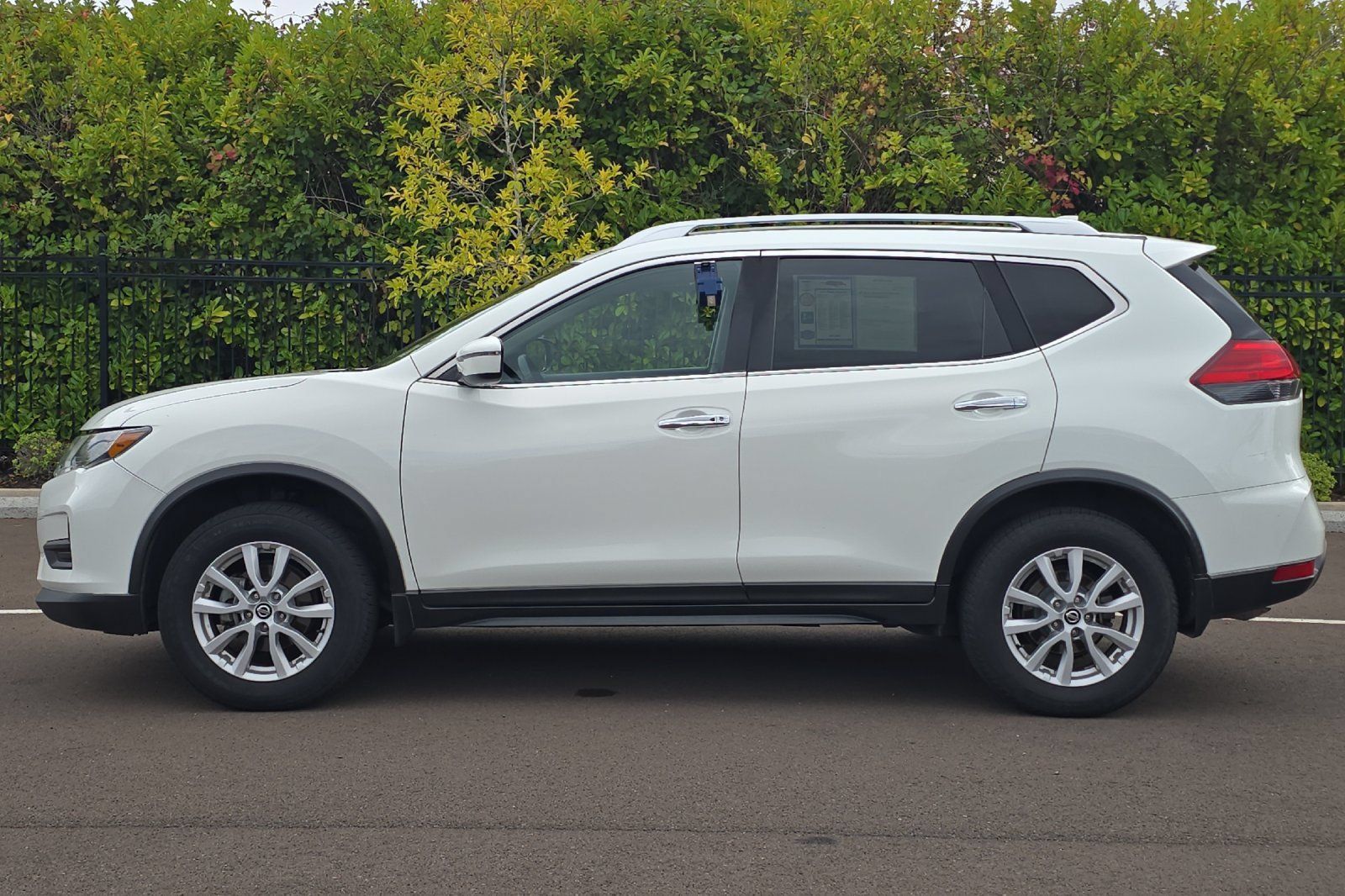Used 2017 Nissan Rogue SV AWD/4WD image 7
