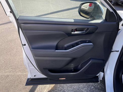 Certified 2024 Toyota Highlander XLE AWD/4WD image 14