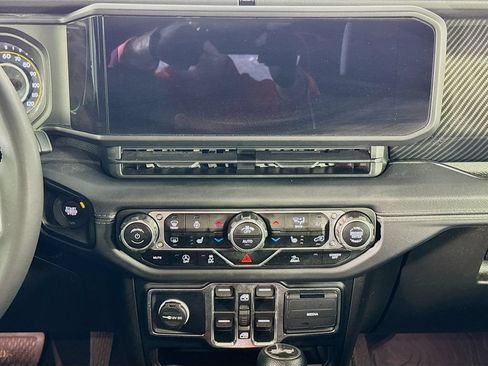 Used 2024 Jeep Wrangler Unlimited Sahara AWD/4WD image 32