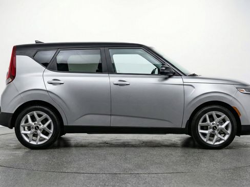 Used 2025 Kia Soul LX w/ LX Technology Package FWD image 11