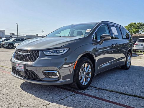 Used 2022 Chrysler Pacifica Touring-L AWD/4WD image 3