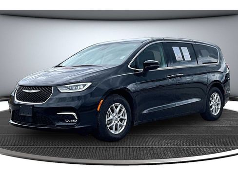 Used 2024 Chrysler Pacifica Touring-L FWD image 16