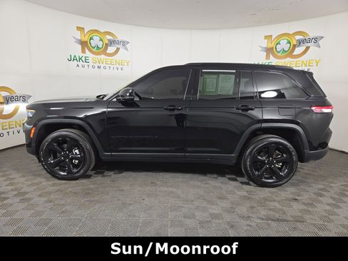 Used 2024 Jeep Grand Cherokee Altitude AWD/4WD image 4