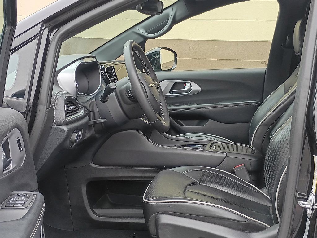 Used 2025 Chrysler Pacifica Limited FWD image 16
