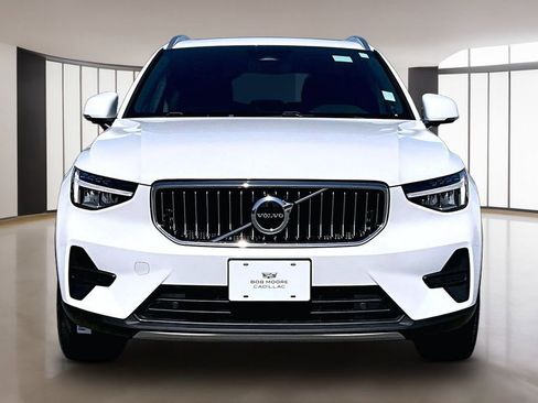 Used 2025 Volvo XC40 B5 Core AWD/4WD image 3