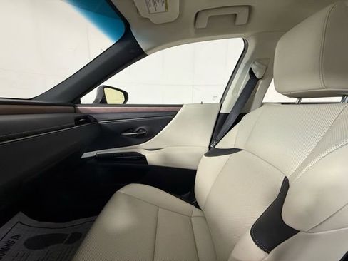 Certified 2025 Lexus ES 300h w/ Premium Package image 23