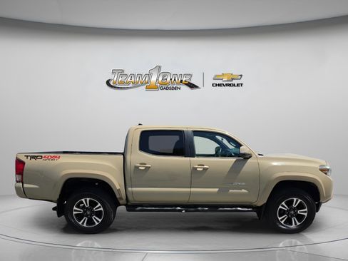 Used 2016 Toyota Tacoma TRD Sport image 9