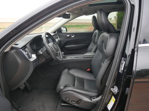 Used 2019 Volvo XC60 T5 Momentum w/ Protection Package Premier image 17