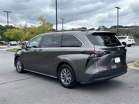 Used 2024 Toyota Sienna XLE image 6