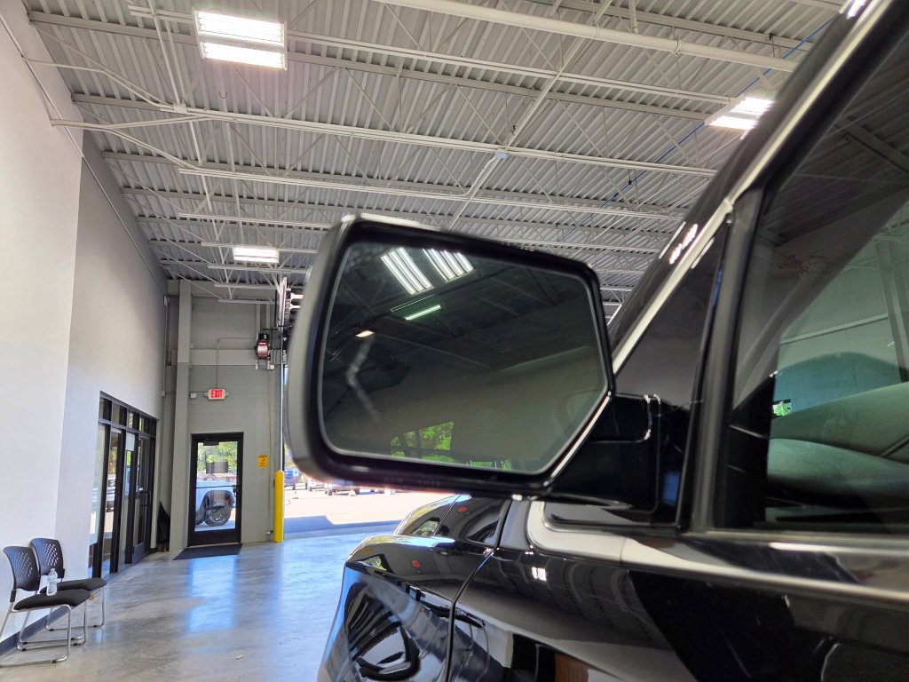 Used 2018 GMC Yukon SLT w/ Premium Edition AWD/4WD image 17