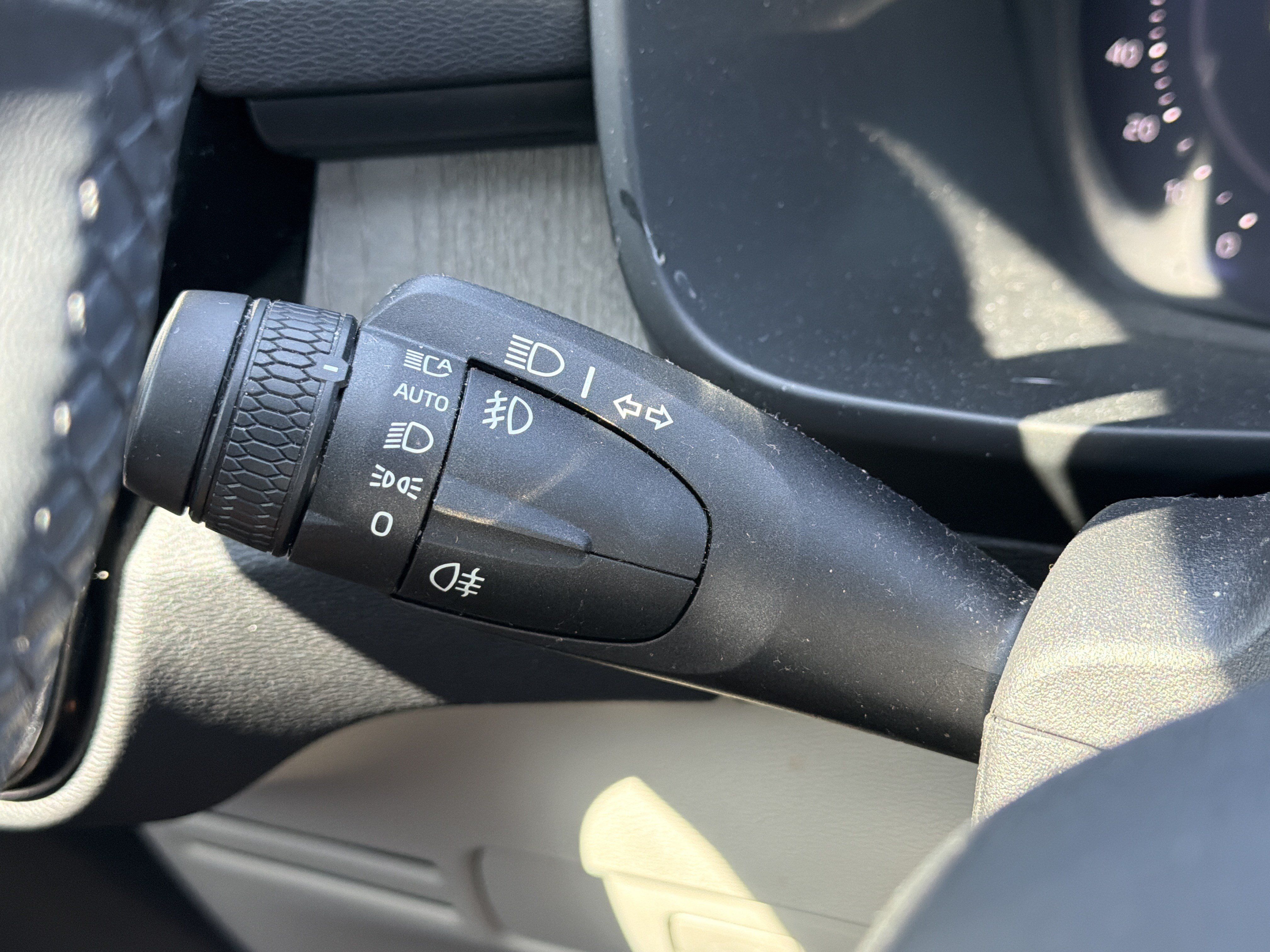 Used 2025 Volvo XC40 B5 Plus AWD/4WD image 15