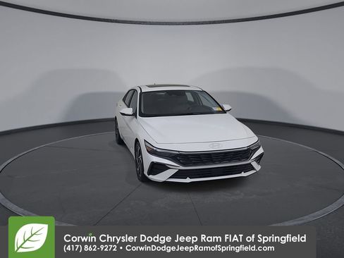Used 2025 Hyundai Elantra Limited FWD image 3