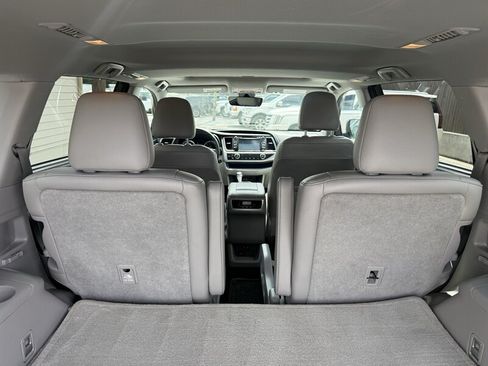 Used 2017 Toyota Highlander XLE w/ Carpet Mat Package AWD/4WD image 8