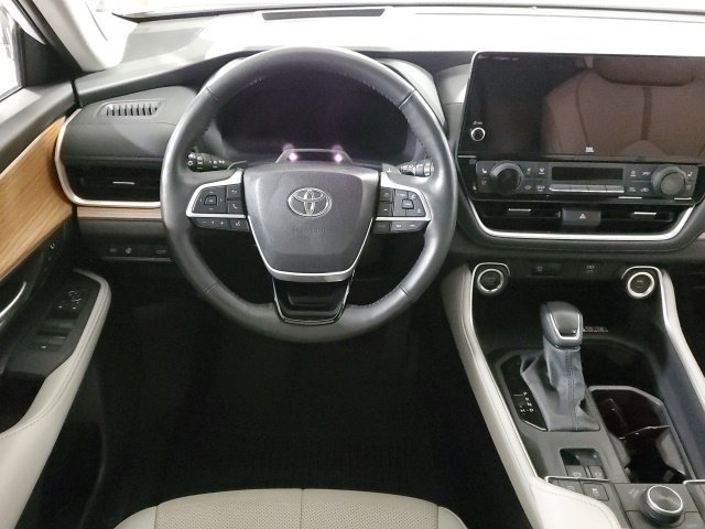 Used 2025 Toyota Grand Highlander AWD image 17