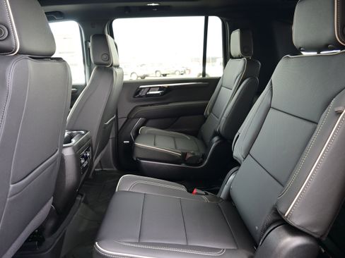 New 2026 Chevrolet Suburban Premier w/ Sun And Tow Package AWD/4WD image 18