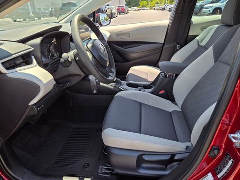 Used 2025 Toyota Corolla LE FWD image 5