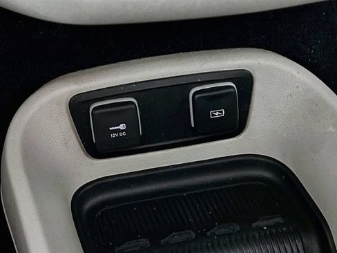 Used 2021 Chrysler Pacifica Touring-L FWD image 34