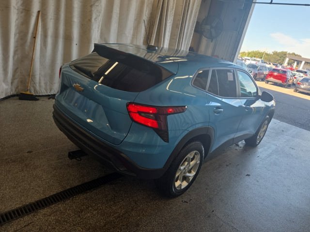 Used 2025 Chevrolet Trax LS w/ LS Convenience Package FWD image 2