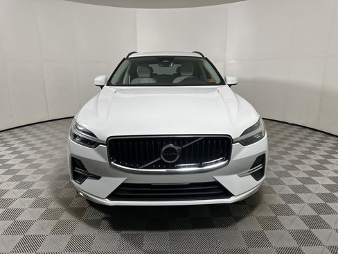 Used 2022 Volvo XC60 B5 Momentum image 2