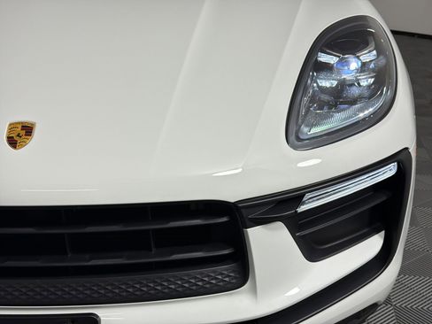 Certified 2022 Porsche Macan AWD/4WD image 11