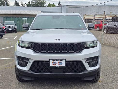 Used 2025 Jeep Grand Cherokee Altitude AWD/4WD image 2