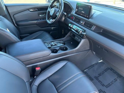 Used 2025 Honda Pilot TrailSport image 11