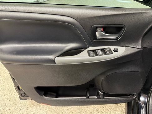 Used 2019 Toyota Sienna SE FWD image 9