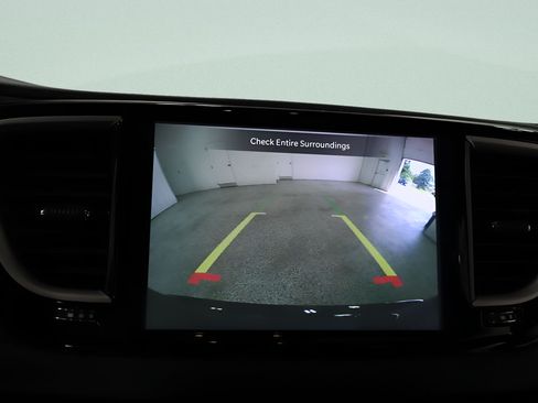 Used 2025 Chrysler Pacifica Select FWD image 14