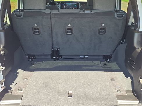 Used 2024 Jeep Wrangler Unlimited Rubicon AWD/4WD image 13