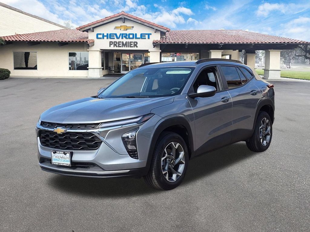 Used 2025 Chevrolet Trax LT FWD image 4