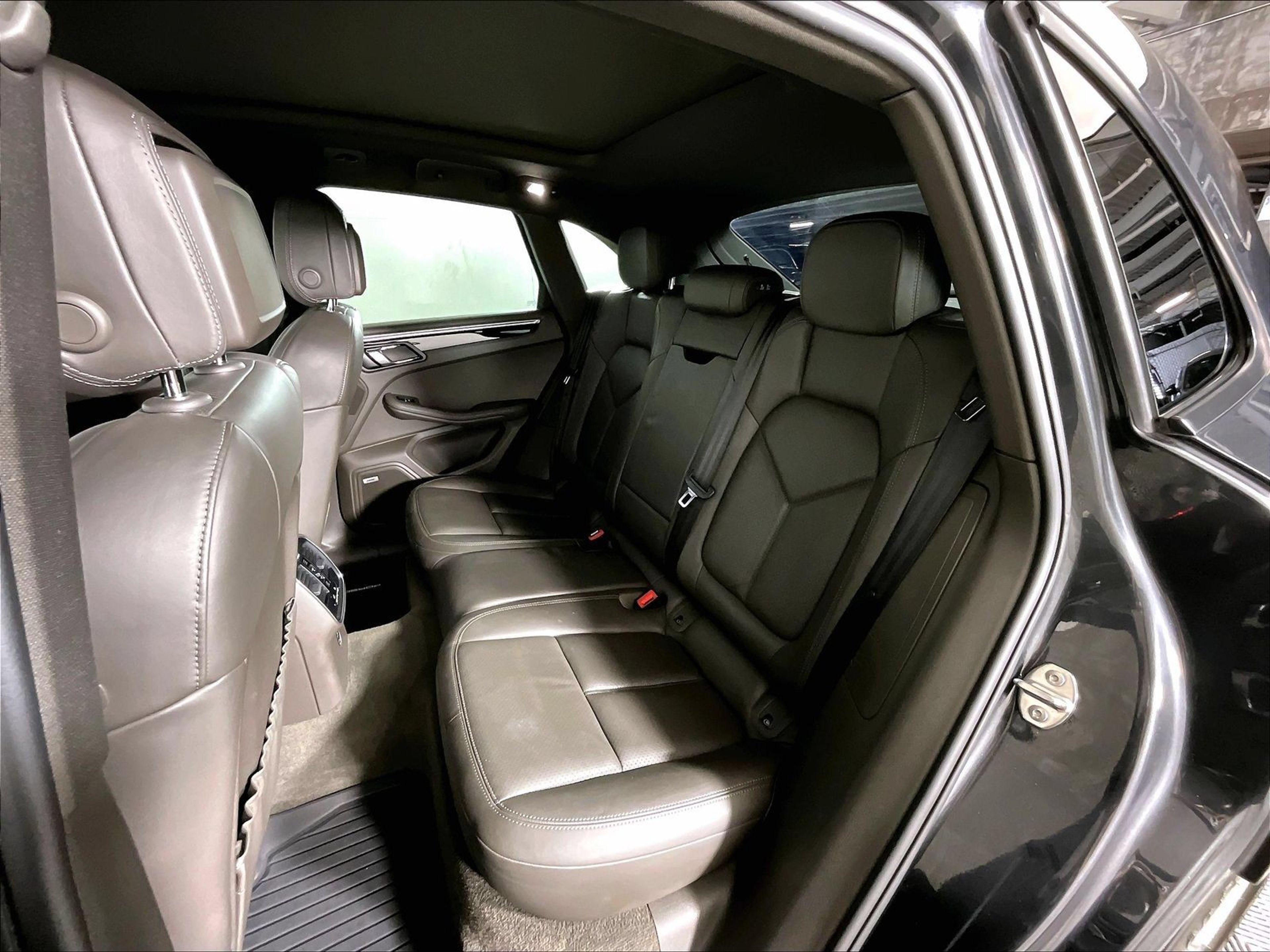 Certified 2020 Porsche Macan AWD/4WD image 22