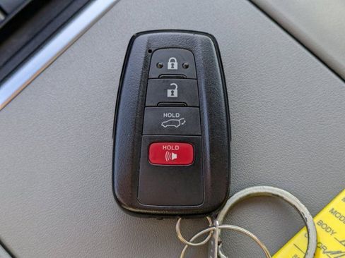 Used 2020 Toyota Highlander XLE image 35