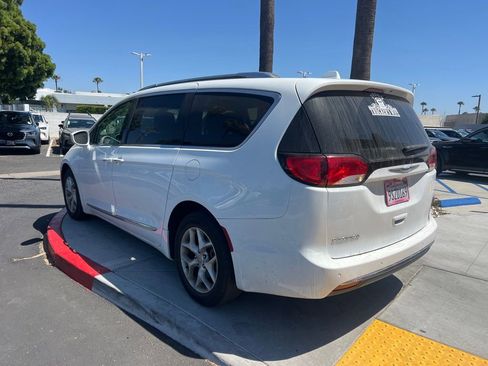 Used 2018 Chrysler Pacifica Touring-L w/ Tire & Wheel Group FWD image 3