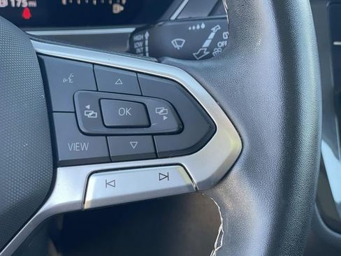 Used 2022 Volkswagen Tiguan SE w/ Panoramic Sunroof Package image 9