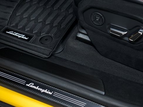 Used 2023 Lamborghini Urus Performante image 13