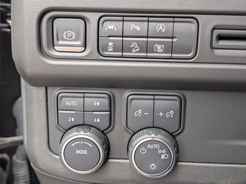 Used 2023 Chevrolet Suburban Z71 w/ Luxury Package AWD/4WD image 42