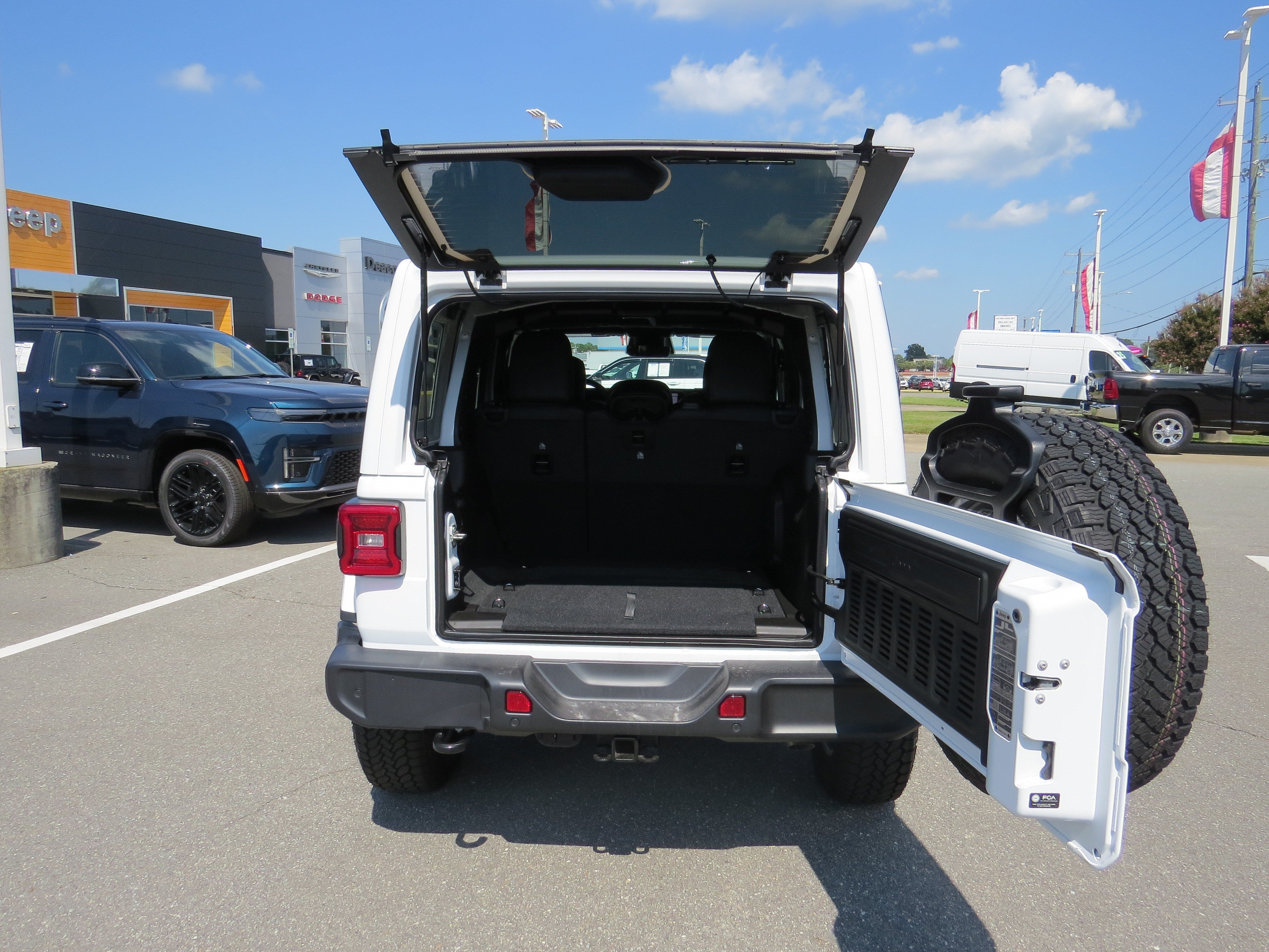 New 2026 Jeep Wrangler Unlimited Sahara AWD/4WD image 11
