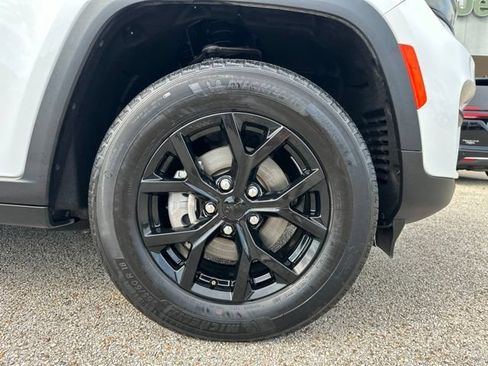 Used 2024 Jeep Grand Cherokee Altitude RWD image 51
